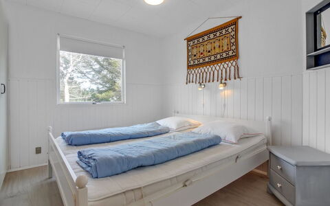 Hellin - 300M from the Sea: Gulvbelægning, Etage, Træ, Soveværelse, Indretning, Seng, Loft, Møbel, Værelse, Sengetøj