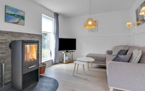 Hellin - 300M from the Sea: Gulvbelægning, Træ, Møbel, Etage, Indretning, Stue, Television, Husholdningsapparat, Værelse, Couch