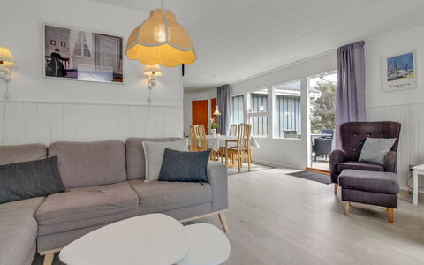 Hellin - 300M from the Sea: Møbel, Indretning, Gulvbelægning, Etage, Træ, Loft, Couch, Værelse, Trægulve, Stue