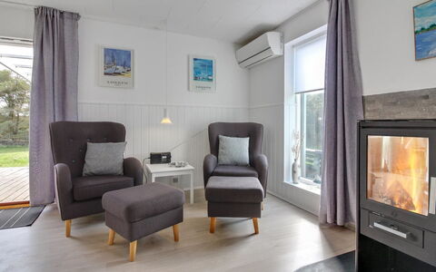 Hellin - 300M from the Sea: Møbel, Gulvbelægning, Indretning, Etage, Træ, Stue, Værelse, Couch, Television, Loft