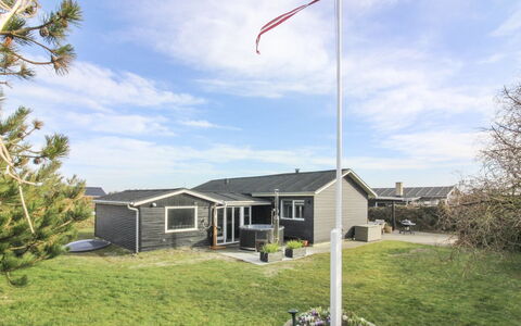 Jespar - 300M from the Sea: Hus, Hjem, Dør, Tag, Sommerhus, Estate, Have, Skygge, Sidespor, Gård