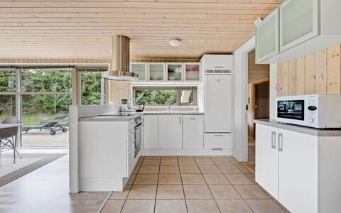 Into - 400M from the Sea: Køkken, Countertop, Køkken Apparat, Gulvbelægning, Indretning, Træ, Loft, Større Bandage, Etage, Cabinetry
