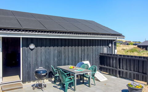 Mano - 200M from the Sea: Bygning, Hus, Træ, Hjem, Tag, Sommerhus, Boligområde, Busk, Arkitektur