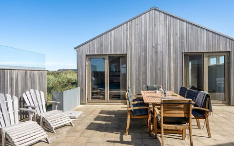 Friede - 100M from the Sea: Træ, Tag, Arkitektur, Hjem, Hus, Sommerhus, Sidespor, Hårdttræ, Hældning, Estate