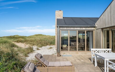 Friede - 100M from the Sea: Træ, Tag, Arkitektur, Hjem, Hus, Sommerhus, Sidespor, Hårdttræ, Hældning, Estate