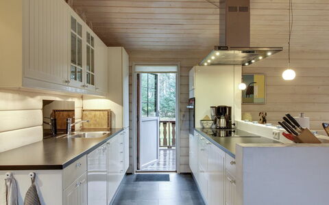 Jo - 1.2Km from the Sea: Køkken, Countertop, Køkken Apparat, Indretning, Cabinetry, Gulvbelægning, Møbel, Træ, Loft, Etage