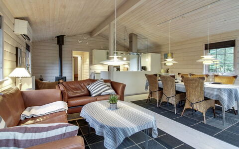Jo - 1.2Km from the Sea: Træ, Gulvbelægning, Indretning, Loft, Etage, Møbel, Couch, Hjem, Stue, Sommerhus