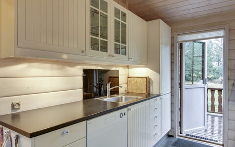Jo - 1.2Km from the Sea: Træ, Køkken, Gulvbelægning, Cabinetry, Indretning, Countertop, Møbel, Etage, Hjem, Skab