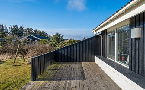 Ofrath - 350M from the Sea: Træ, Tag, Arkitektur, Hjem, Hus, Sommerhus, Sidespor, Hårdttræ, Hældning, Estate