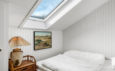 Ineke - 295M from the Sea: Træ, Loft, Indretning, Etage, Soveværelse, Gulvbelægning, Møbel, Seng, Værelse, Sengetøj