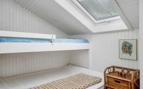 Ineke - 295M from the Sea: Træ, Indretning, Soveværelse, Loft, Etage, Seng, Gulvbelægning, Sengetøj, Møbel, Værelse