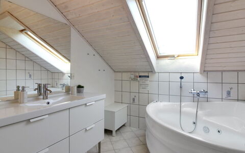 Lothen - 500M from the Sea: Sanitærarmatur, Gulvbelægning, Håndvask, Indretning, Badeværelse, Loft, Tap, Etage, Vvs, Badeværelsesskab