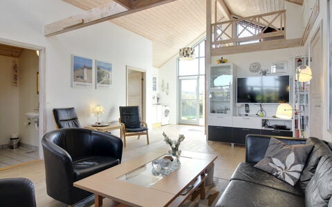 Lothen - 500M from the Sea: Indretning, Loft, Couch, Stue, Møbel, Etage, Gulvbelægning, Hjem, Værelse, Stol
