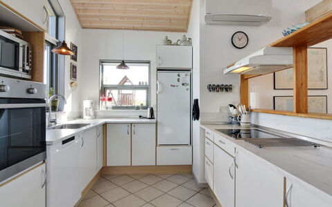 Lothen - 500M from the Sea: Køkken, Countertop, Køkken Apparat, Indretning, Cabinetry, Gulvbelægning, Møbel, Større Bandage, Træ, Loft