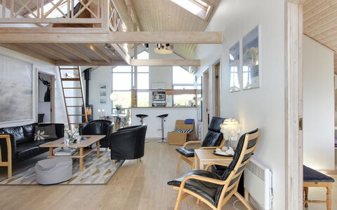 Lothen - 500M from the Sea: Gulvbelægning, Indretning, Møbel, Træ, Etage, Loft, Trægulve, Stol, Stue, Couch