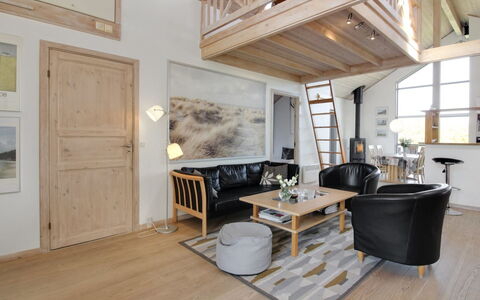 Lothen - 500M from the Sea: Møbel, Indretning, Gulvbelægning, Træ, Etage, Trægulve, Loft, Lejlighed, Værelse, Stue