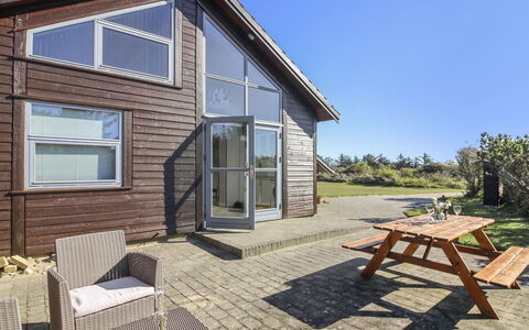 Lothen - 500M from the Sea: Træ, Sommerhus, Hjem, Dør, Sidespor, Planke, Hårdttræ, Veranda, Garden Bygninger