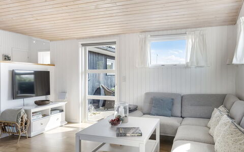 Ingemar - 100M from the Sea: Træ, Gulvbelægning, Indretning, Etage, Møbel, Loft, Couch, Stue, Hjem, Trægulve
