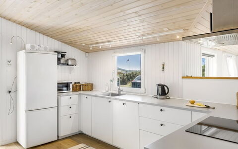 Ingemar - 100M from the Sea: Køkken, Træ, Gulvbelægning, Countertop, Køkken Apparat, Større Bandage, Indretning, Loft, Cabinetry, Etage