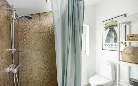 Ingemar - 100M from the Sea: Indretning, Badeværelse, Badeforhæng, Gulvbelægning, Gardin, Sanitærarmatur, Etage, Textile, Toilet, Vvs