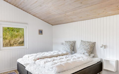 Ingemar - 100M from the Sea: Træ, Soveværelse, Seng, Sengetøj, Sengetøj, Loft, Indretning, Bed Frame, Sengetøj, Pude