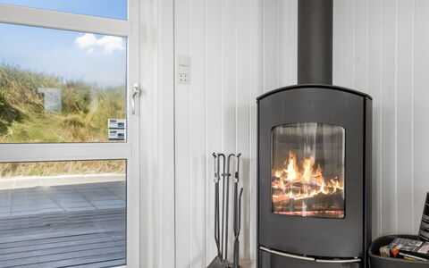 Ingemar - 100M from the Sea: Hearth, Brændeovn, Trægulve, Stue, Ildsted, Lampe