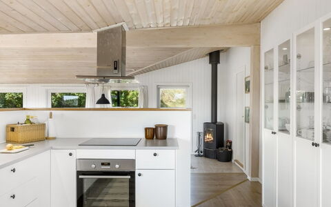 Ingemar - 100M from the Sea: Gulvbelægning, Køkken, Indretning, Countertop, Træ, Etage, Loft, Lysarmatur, Møbel, Cabinetry