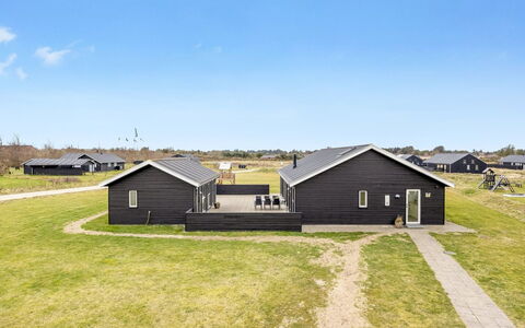 Tatiane - 1.5Km from the Sea: Hus, Hjem, Dør, Tag, Sommerhus, Estate, Have, Skygge, Sidespor, Gård