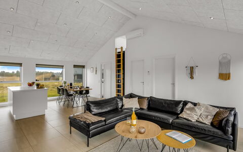 Tatiane - 1.5Km from the Sea: Gulvbelægning, Indretning, Loft, Træ, Couch, Etage, Stue, Møbel, Lysarmatur, Belysning