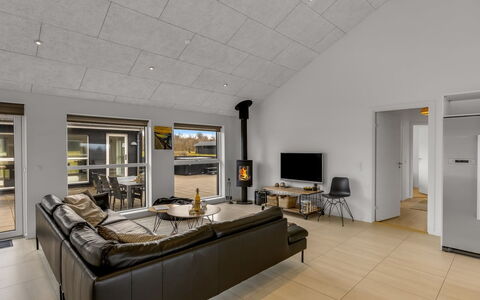Tatiane - 1.5Km from the Sea: Gulvbelægning, Indretning, Loft, Træ, Etage, Værelse, Belysning, Lysarmatur, Stue, Couch