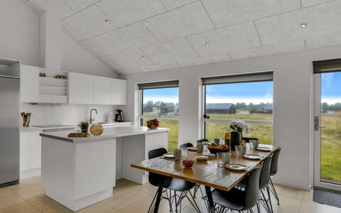 Tatiane - 1.5Km from the Sea: Loft, Køkken, Hårdttræ, Cabinetry, Lysarmatur, Countertop, Trægulve, Køkken & Spisebord