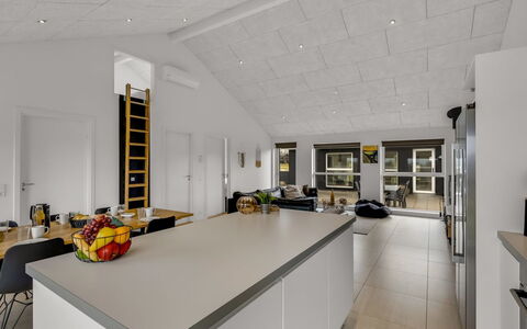 Tatiane - 1.5Km from the Sea: Indretning, Gulvbelægning, Loft, Træ, Lysarmatur, Etage, Belysning, Køkken, Møbel, Lejlighed