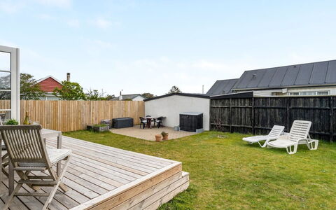 Sofine - 250M from the Sea: Tag, Hjem, Land Lot, Backyard, Have, Dæk, Skygge, Sommerhus, Gård, Trægulve