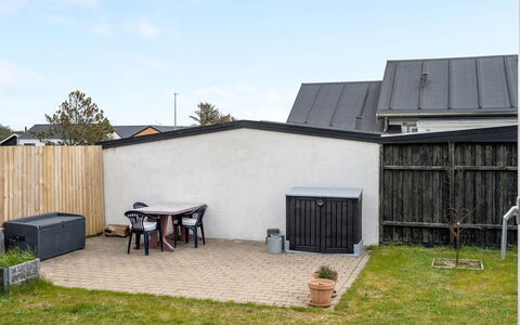 Sofine - 250M from the Sea: Tag, Boligområde, Hjem, Hus, Land Lot, Backyard, Have, Sommerhus, Gård, Sidespor