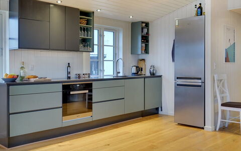 Sofine - 250M from the Sea: Køkken Apparat, Gulvbelægning, Køkken, Større Bandage, Cabinetry, Træ, Etage, Husholdningsapparat, Countertop, Trægulve