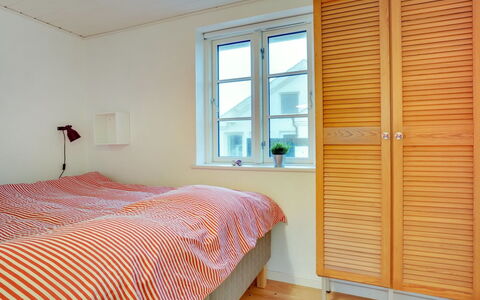 Sofine - 250M from the Sea: Træ, Soveværelse, Møbel, Seng, Indretning, Etage, Sengetøj, Gulvbelægning, Bed Frame, Sengetøj