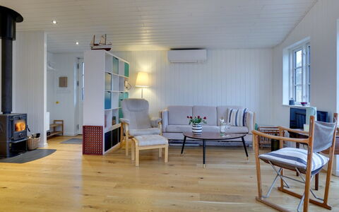 Sofine - 250M from the Sea: Møbel, Gulvbelægning, Indretning, Etage, Trægulve, Træ, Loft, Stue, Værelse, Belysning