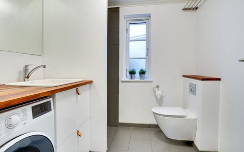 Sofine - 250M from the Sea: Gulvbelægning, Etage, Sanitærarmatur, Indretning, Træ, Vaskemaskine, Vvs, Badeværelse, Tap, Tørretumbler