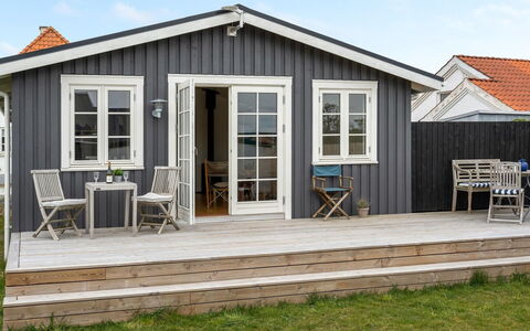 Sofine - 250M from the Sea: Træ, Dør, Sommerhus, Sidespor, Planke, Hårdttræ, Dæk, Veranda, Garden Bygninger, Skur