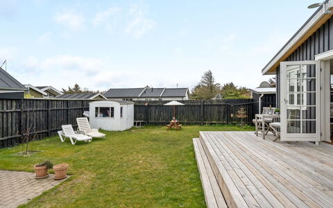 Sofine - 250M from the Sea: Hus, Tag, Hjem, Boligområde, Sidespor, Sommerhus, Veranda, Skygge, Dæk, Backyard