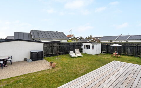 Sofine - 250M from the Sea: Himmel, Bygning, Tag, Hus, Hjem, Boligområde, Arkitektur, Land Lot, Sidespor, Sommerhus