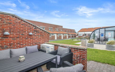 Skarp - 500M from the Sea: Hus, Hjem, Dør, Tag, Sommerhus, Estate, Have, Skygge, Sidespor, Gård
