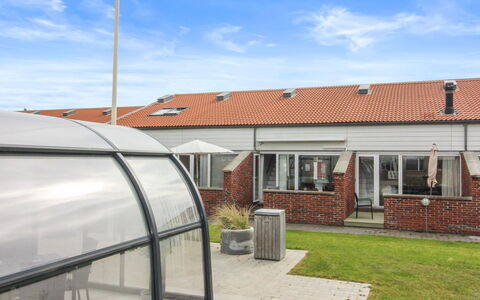 Skarp - 500M from the Sea: Hus, Hjem, Dør, Tag, Sommerhus, Estate, Have, Skygge, Sidespor, Gård