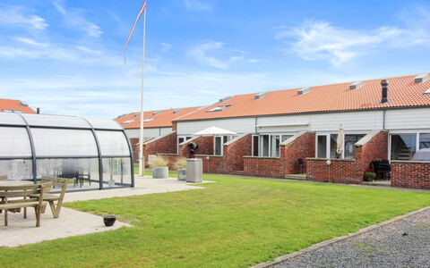 Skarp - 500M from the Sea: Hus, Hjem, Dør, Tag, Sommerhus, Estate, Have, Skygge, Sidespor, Gård
