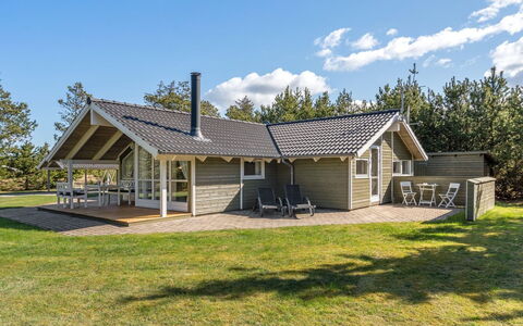 Saana - 700M from the Sea: Hjem, Tag, Hus, Dør, Sommerhus, Skygge, Have, Bunddække, Veranda, Gård