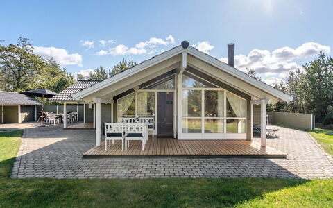 Saana - 700M from the Sea: Hjem, Tag, Hus, Dør, Sommerhus, Skygge, Have, Bunddække, Veranda, Gård