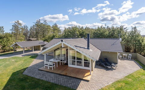 Saana - 700M from the Sea: Hjem, Tag, Hus, Dør, Sommerhus, Skygge, Have, Bunddække, Veranda, Gård