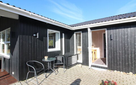 Grit - 650M from the Sea: Svømmepøl, Udendørs Møbler, Møbel, Udvej, Flise, Eco Hotel, Skygge, Stol, Fritid, Estate