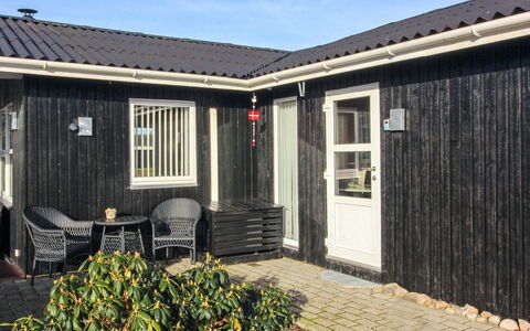 Grit - 650M from the Sea: Svømmepøl, Udendørs Møbler, Møbel, Udvej, Flise, Eco Hotel, Skygge, Stol, Fritid, Estate