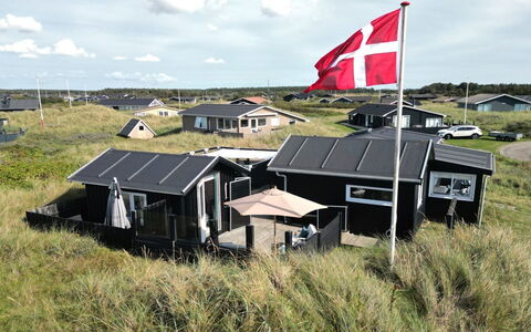 Aruna - 200M from the Sea: Hus, Hjem, Dør, Tag, Sommerhus, Estate, Have, Skygge, Sidespor, Gård